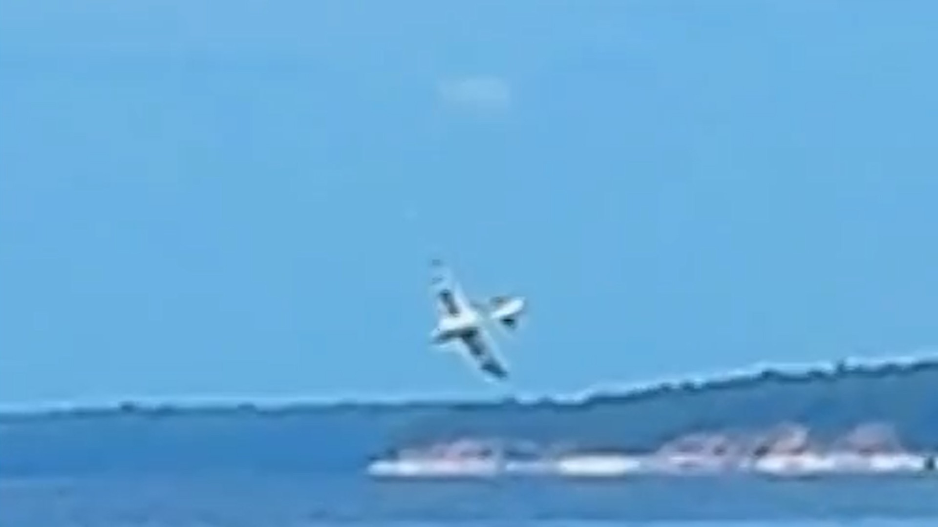 Avião que caiu no Rio Negro é retirado da água um dia após acidente no AM