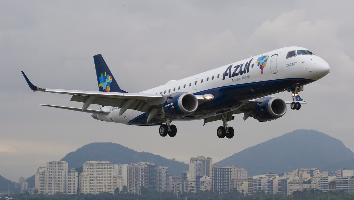 Azul despenca 50% após homologação da oferta de ações de R$ 7,4 bi