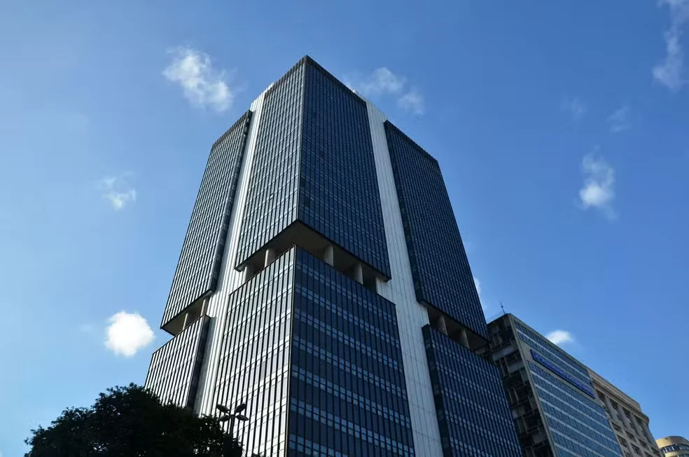 Banco Central indica corte de juros a despeito da inflação acima da meta: O que significa?