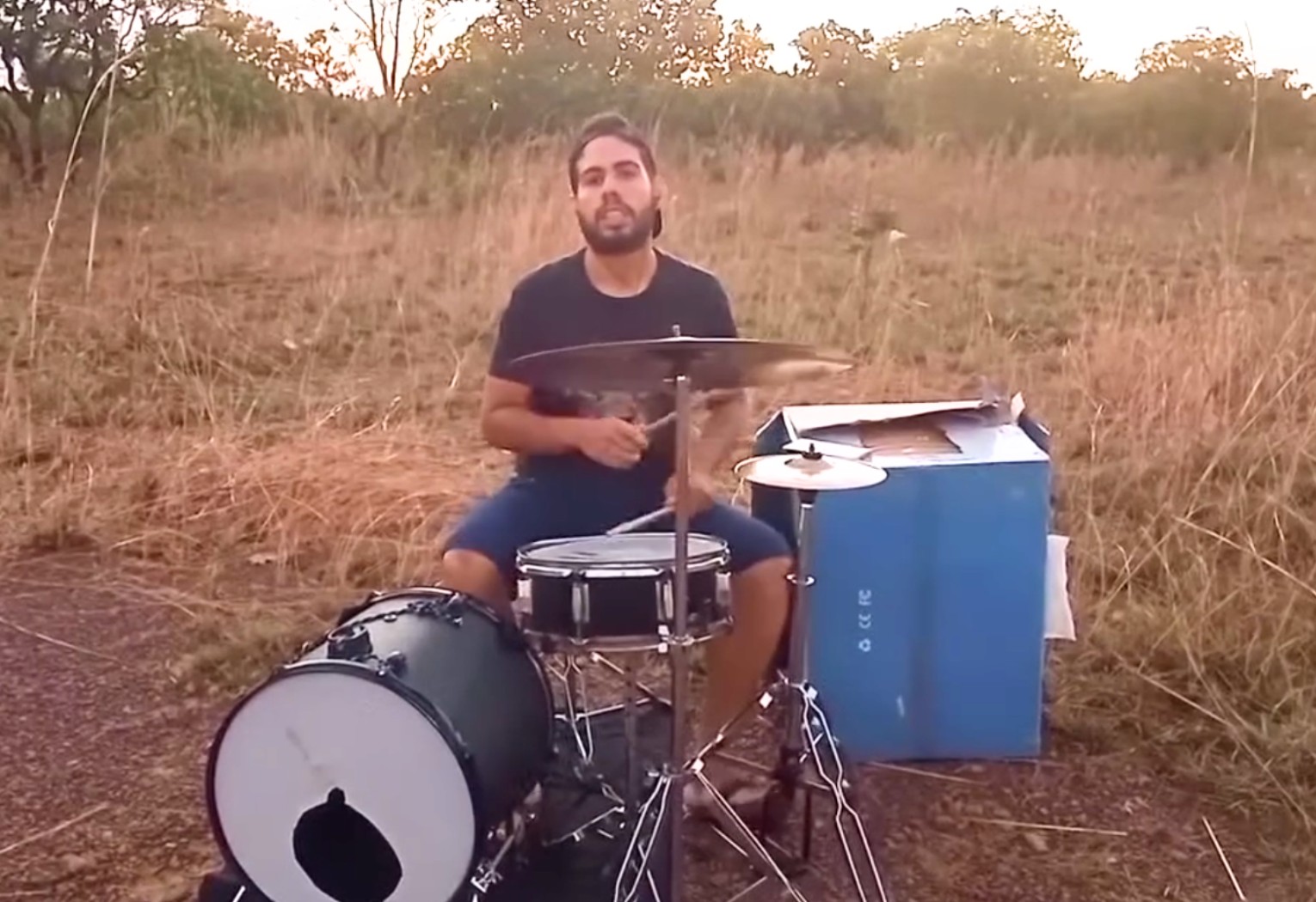 Baterista de 27 anos encontrou forma de ensaiar na mata após denúncia de vizinho: 'É minha terapia'