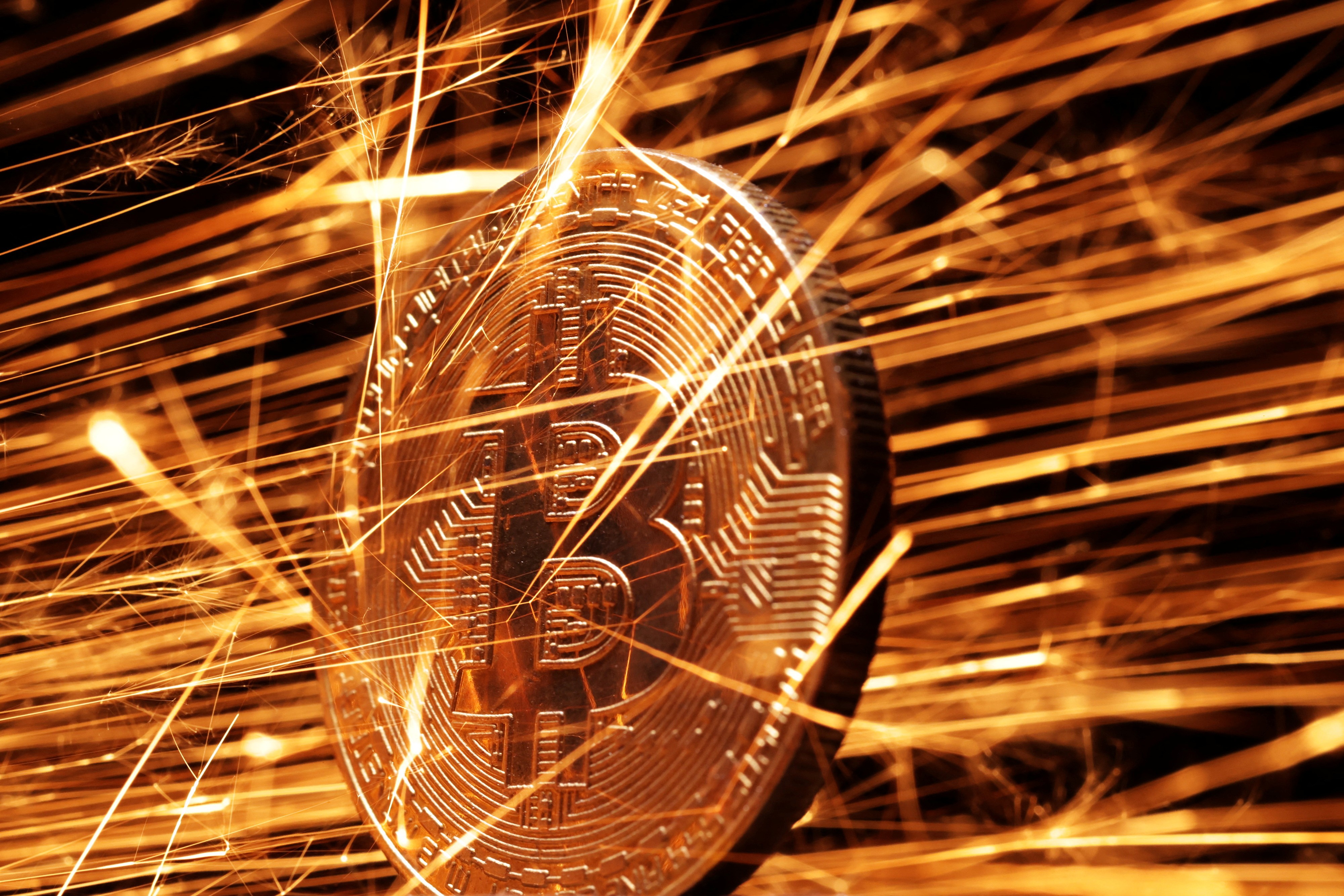 Bitcoin cai abaixo de R$ 60 mil: Por que a criptomoeda está em queda?
