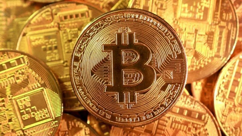 Bitcoin recua após recuperação, com mercado buscando tendências para o ano