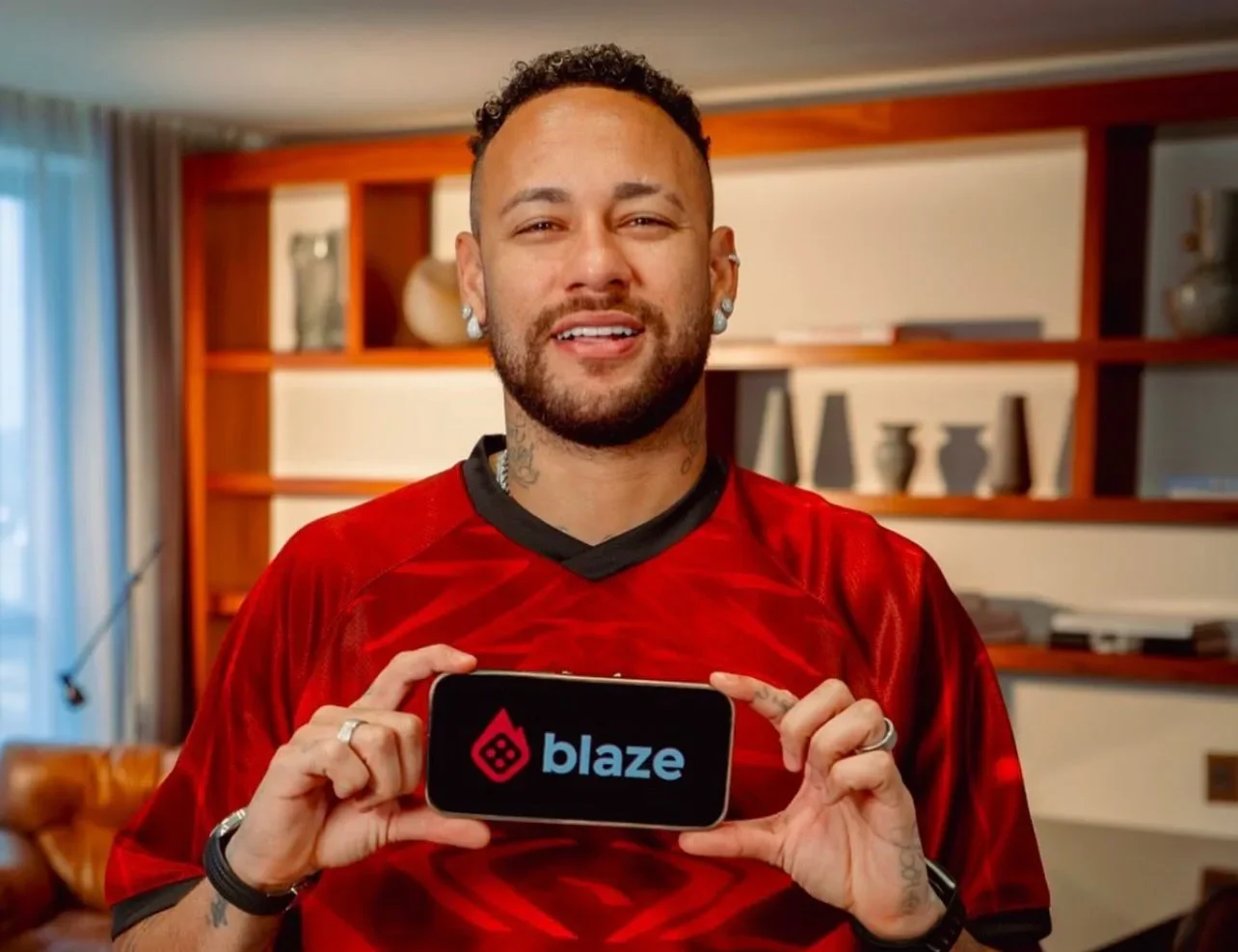 Blaze de Neymar corta benefícios a funcionários e acusa 'ambiente eleitoral' no Brasil