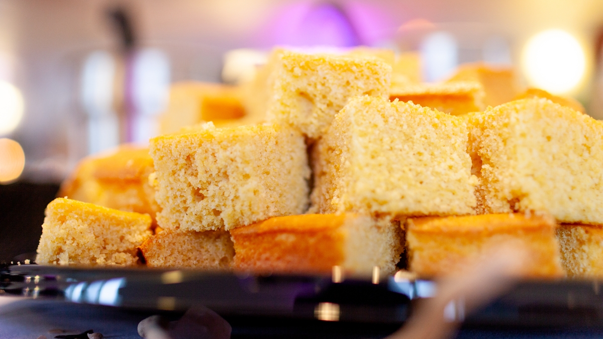 Bolo de arroz cru conquista pela textura macia e sabor surpreendente