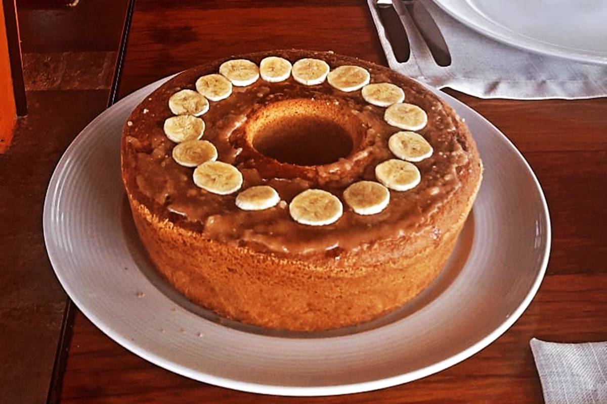 Bolo de banana com farinha de rosca fica macio e perfeito para o café
