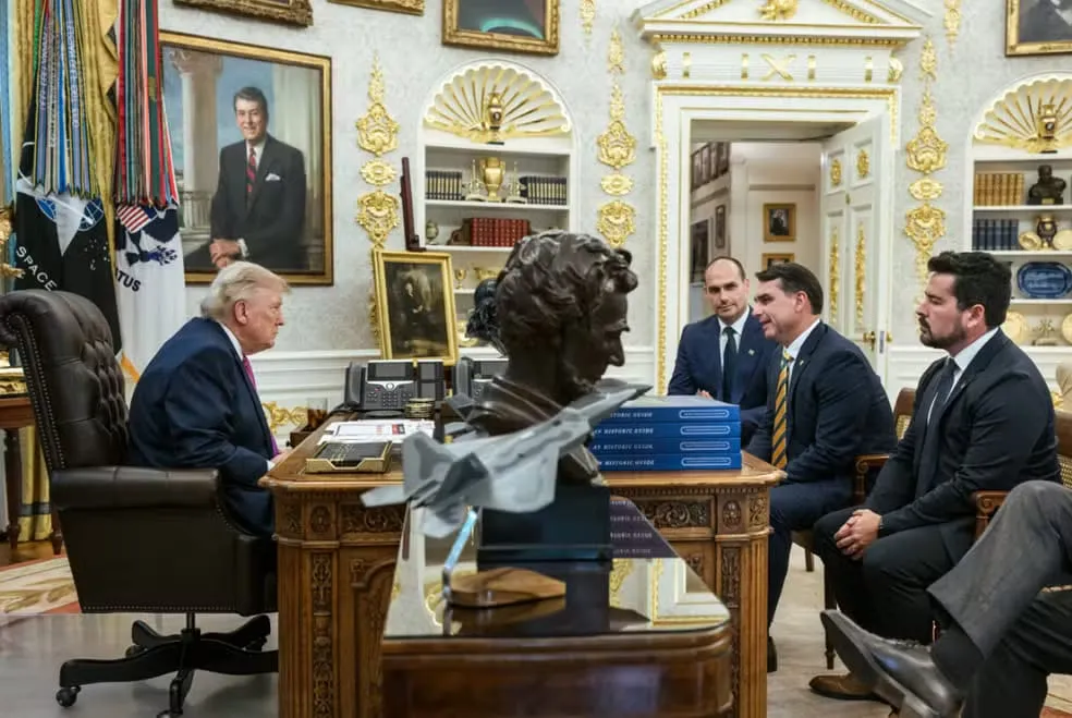 Bolsonarismo em Ação: Trump Taxa Produtos Brasileiros em 25% após Reuniões com Flávio