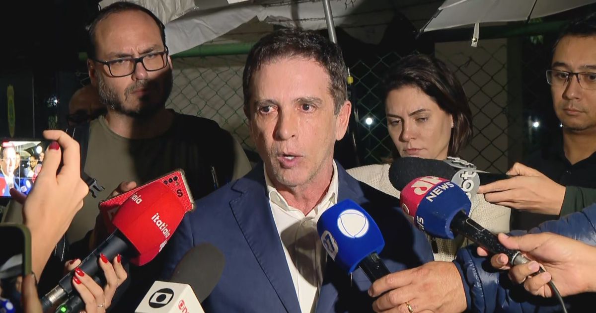Bolsonaro apresenta apatia, tontura e queda na pálpebra, diz médico