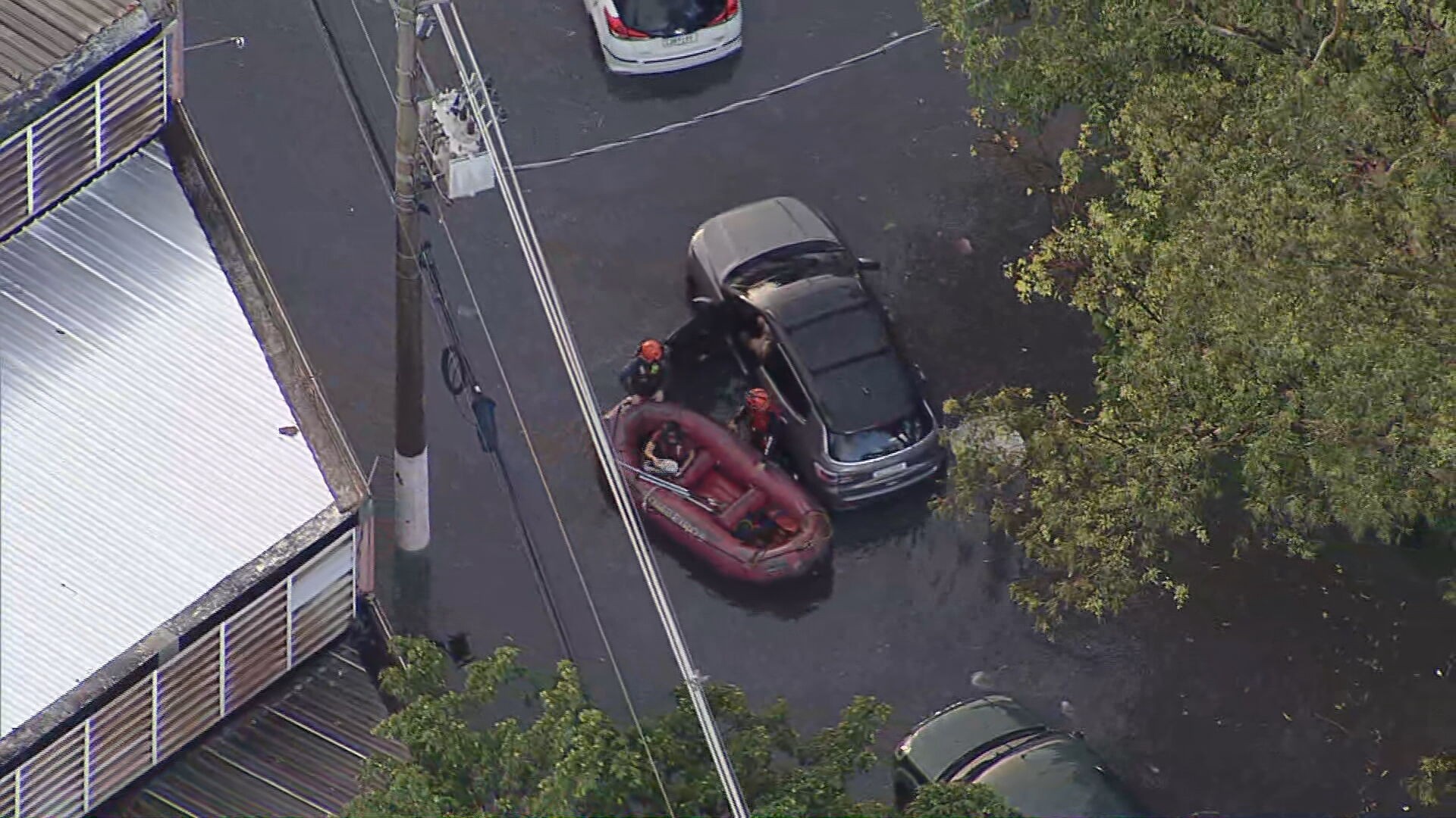 Bombeiros resgatam motoristas de carros presos em alagamento durante forte chuva na Zona N