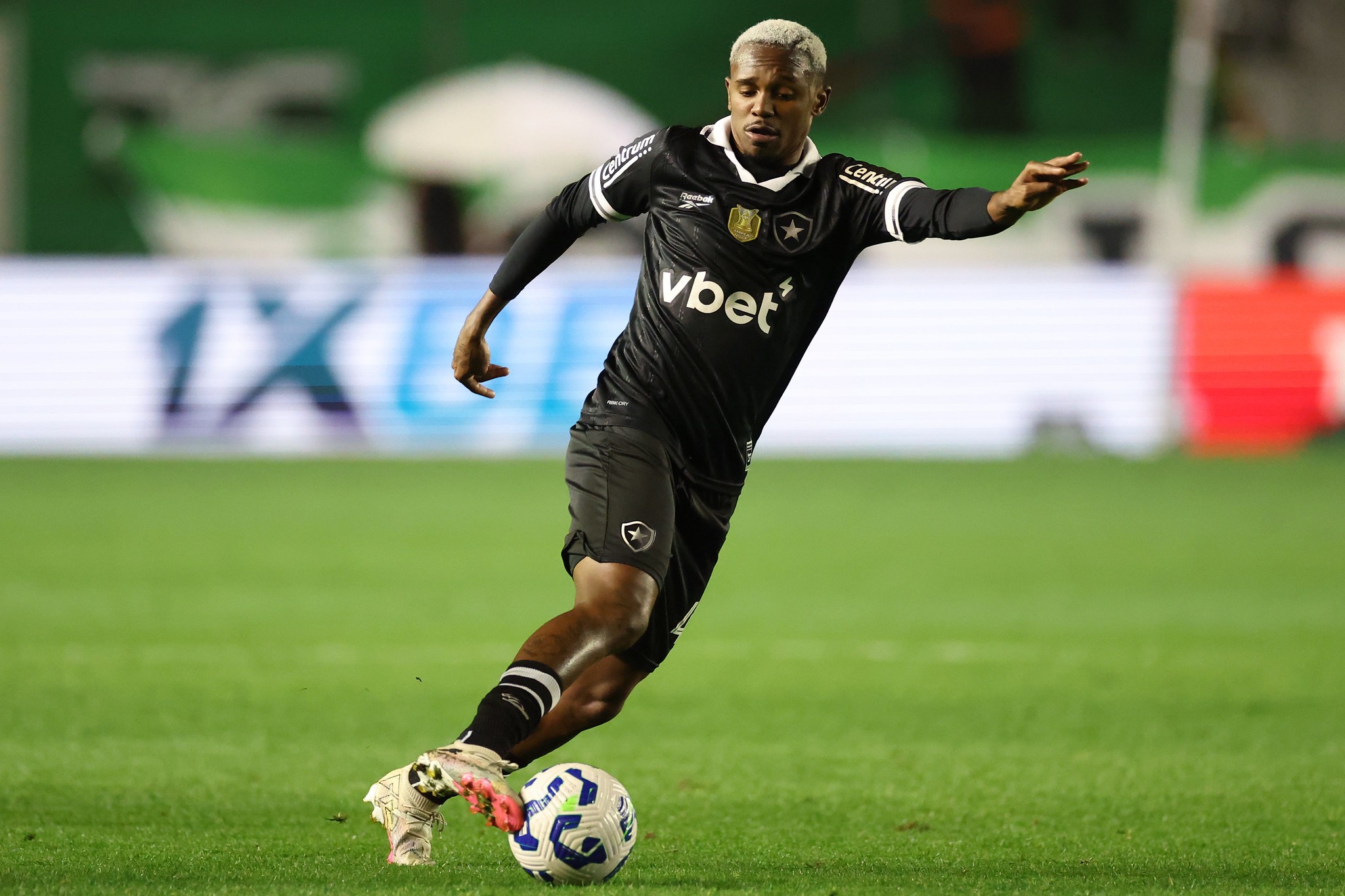 Botafogo acerta empréstimo de Jeffinho a clube da China e atacante viaja já neste fim de s