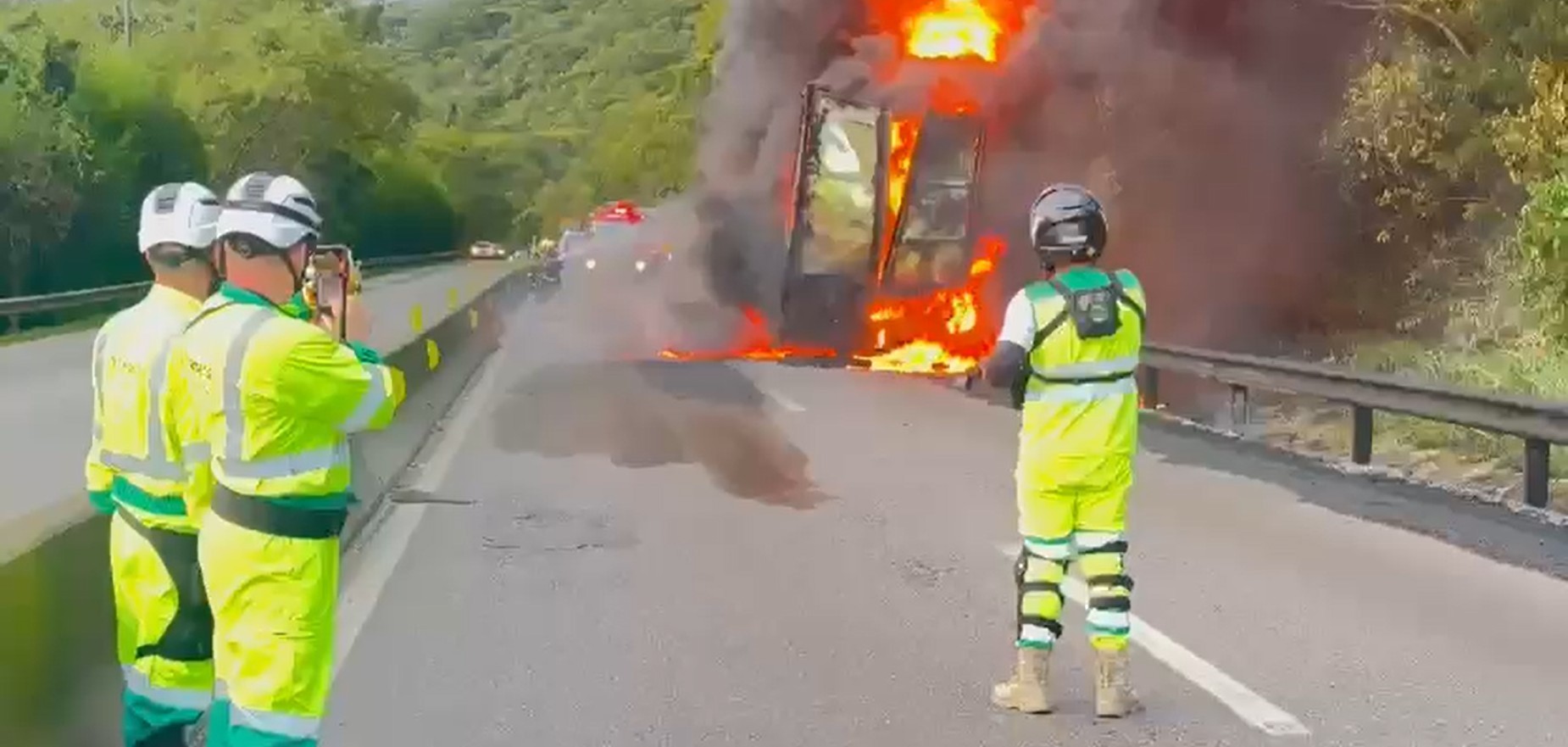 BR-101 é interditada na Grande Florianópolis após caminhão pegar fogo