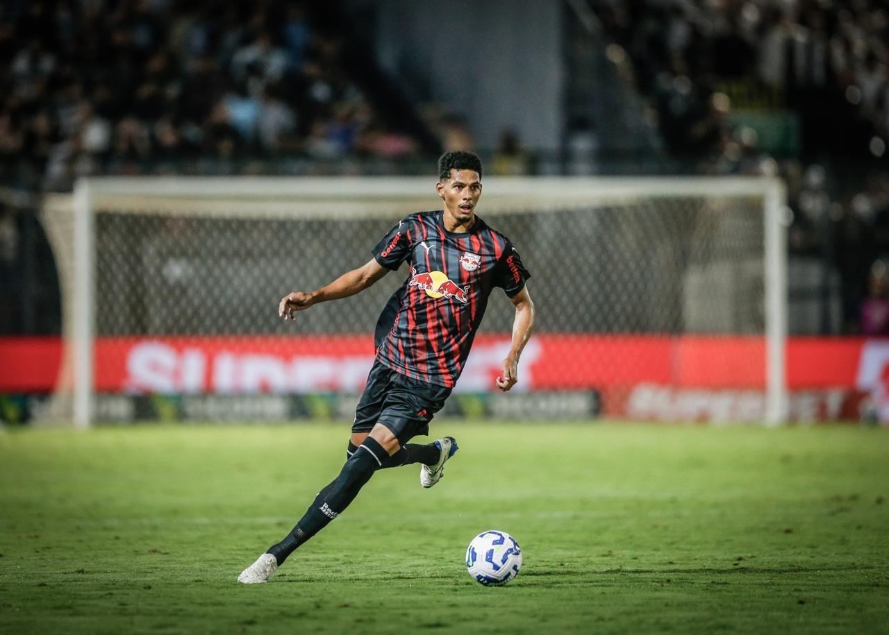 Bragantino contrata em definitivo o zagueiro Alix Vinícius