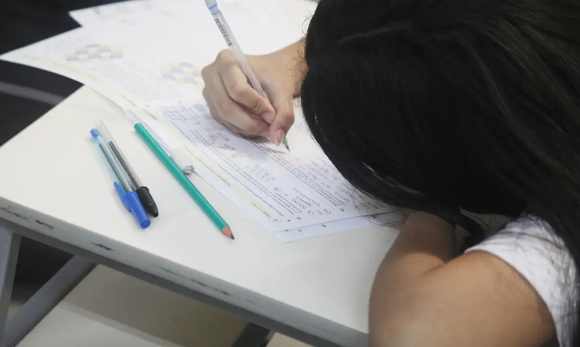 Brasil enfrenta queda de 1 milhão de alunos na educação básica, a maior em duas décadas: o que há por trás dessa dramática redução?