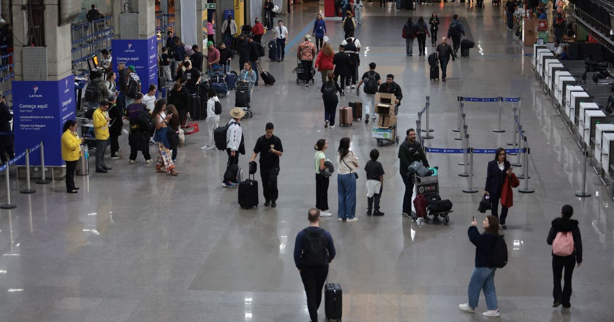 Brasileiros pousam em SP após voo atrasado por crise na Venezuela