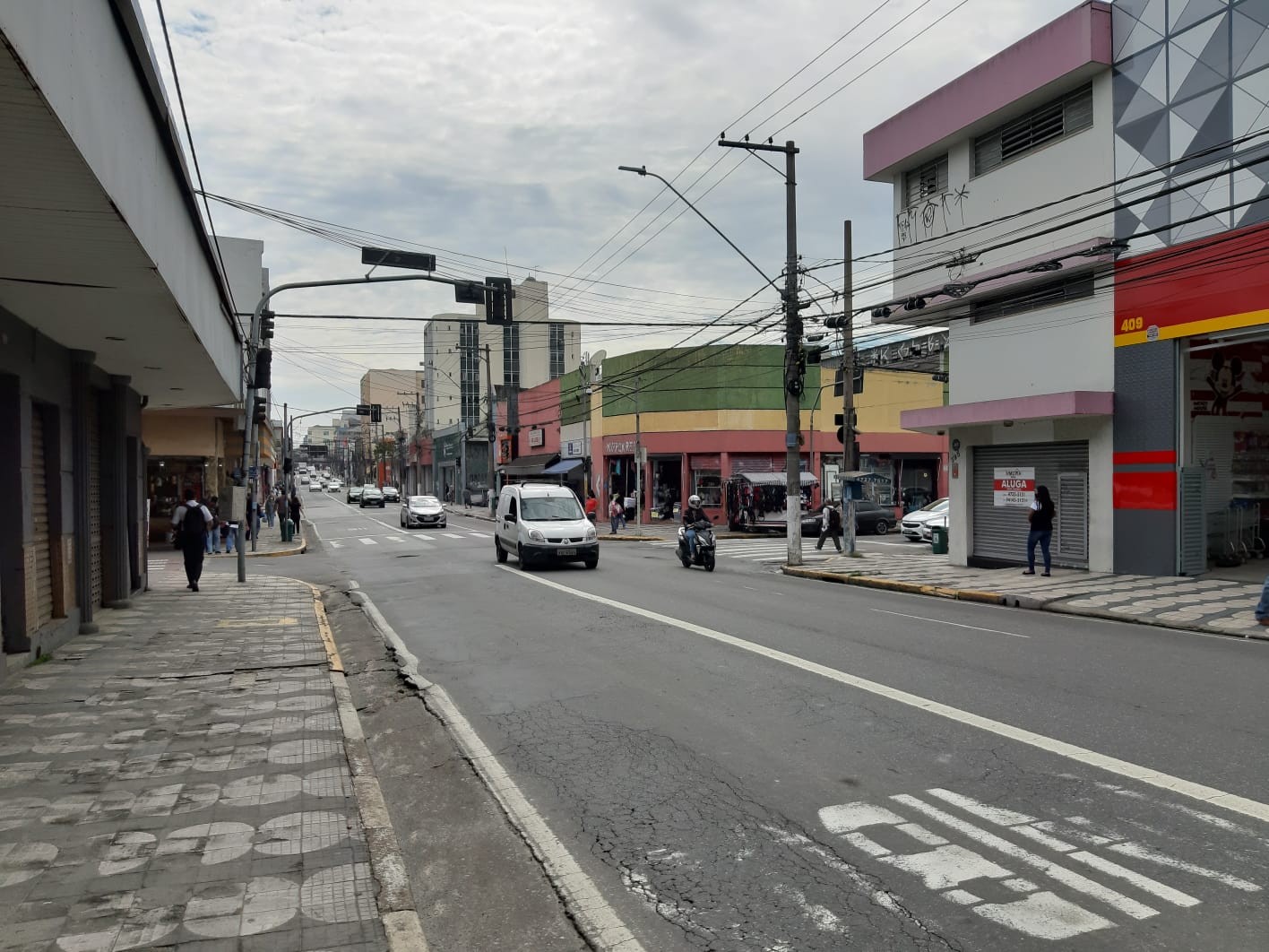 Cadeirante de 70 anos é atropelado por carro em cruzamento de Mogi das Cruzes