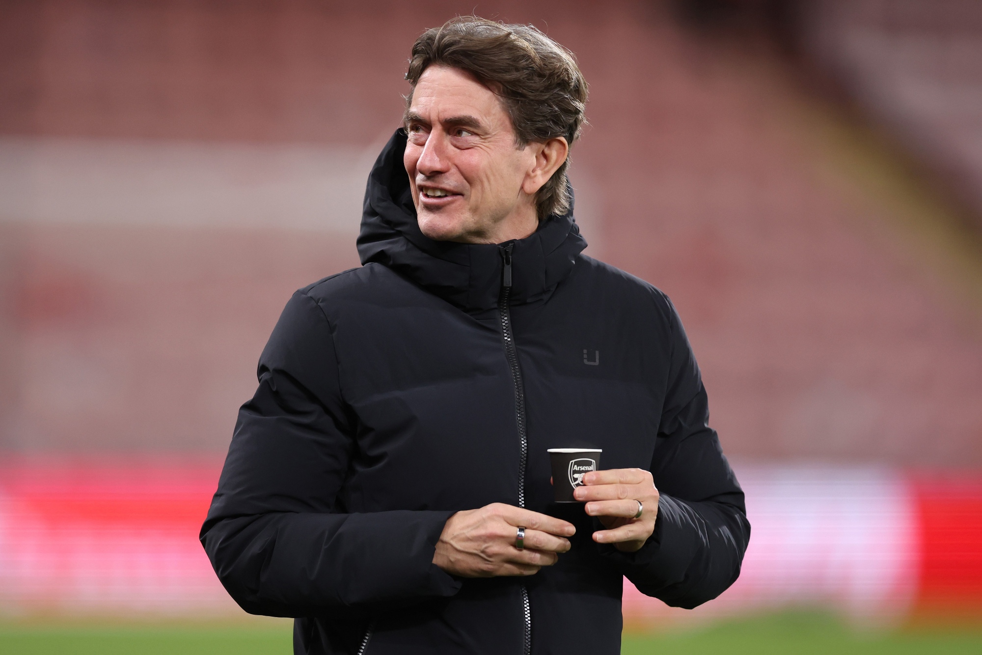 Café da discórdia: técnico do Tottenham é flagrado com copo do Arsenal