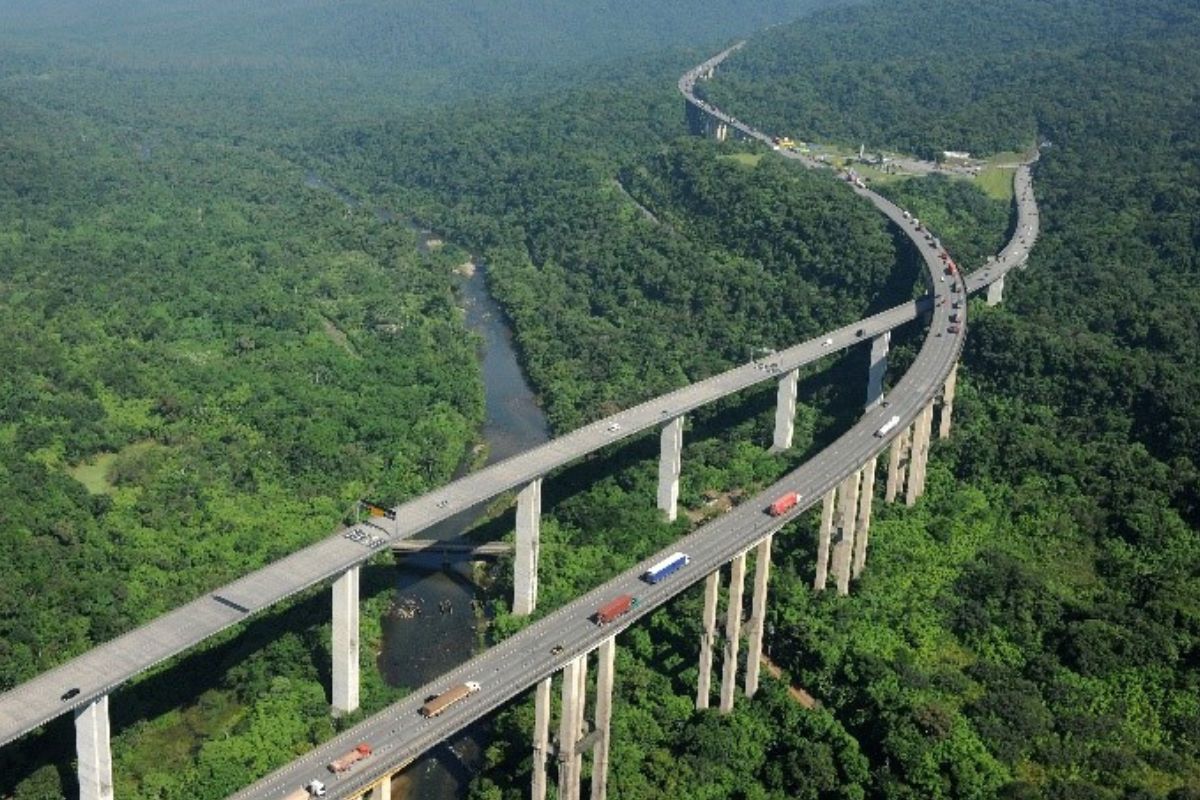Calorão faz paulistano buscar praia e provoca trânsito sentido litoral