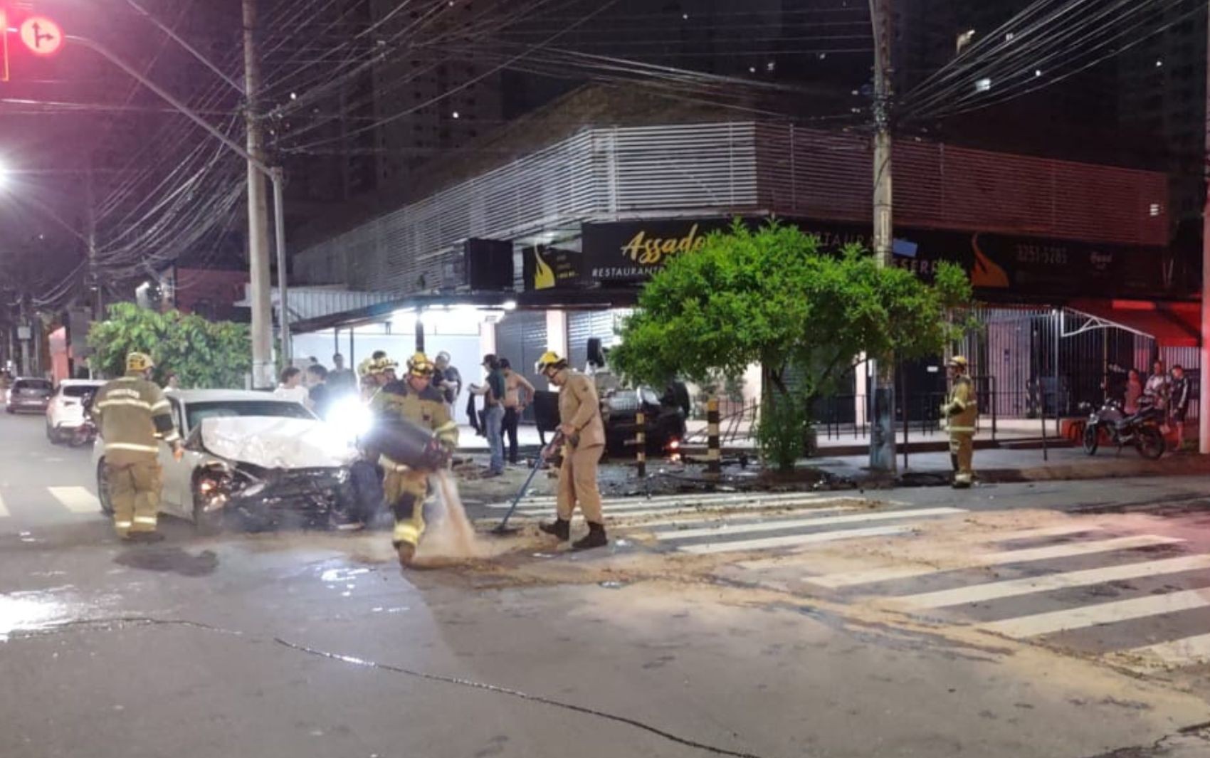 Câmeras registram momento de batida entre Land Rover e BMW que deixou feridos em Goiânia