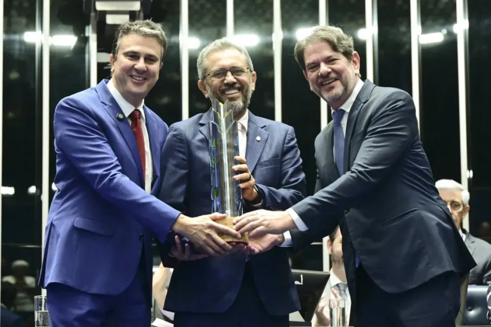 Camilo Santana desembarca no Ceará para articular chapa majoritária com Cid Gomes e Elmano de Freitas