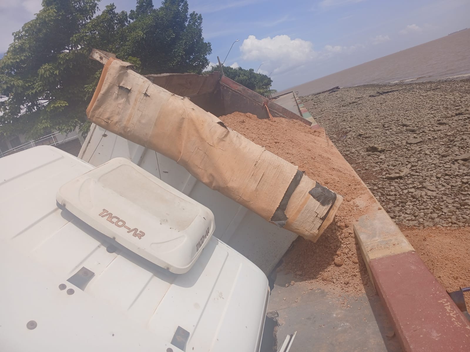 Caminhão carregado de aterro tomba e abre cratera na orla de Macapá; VÍDEO 