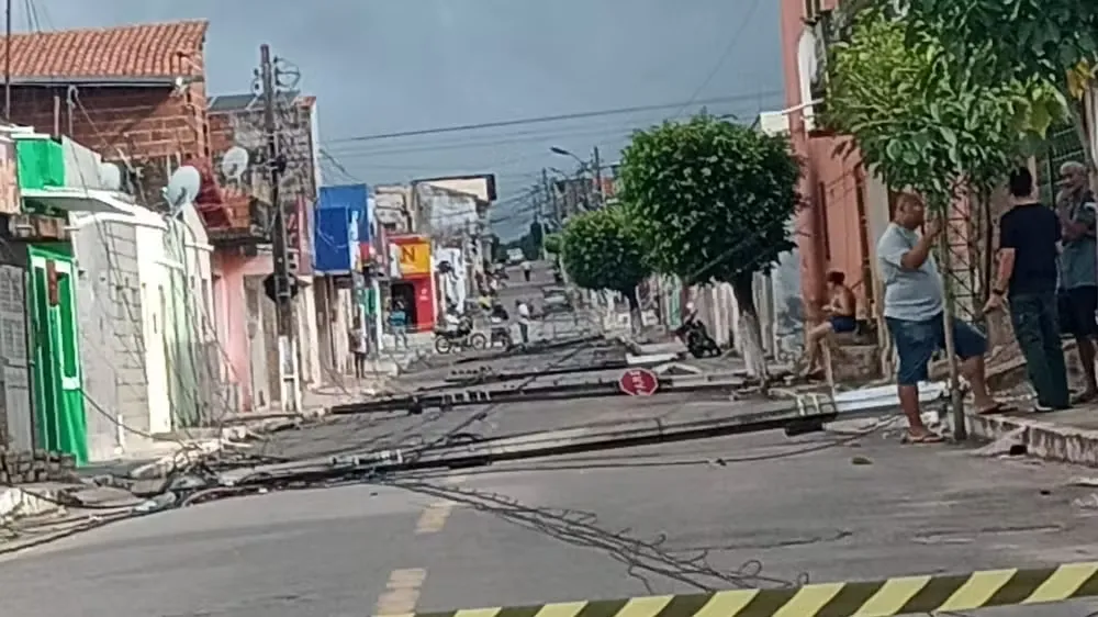 Caminhão Causa Danos em Altaneira: Postes Caídos e Fios Espalhados