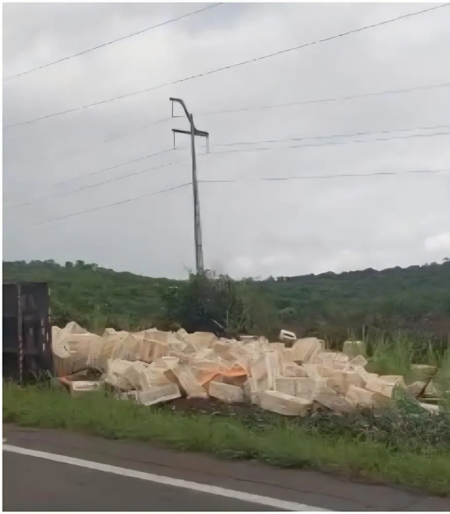 Caminhão com Carga de Frangos Tomba na CE-060, Motorista Morre em Trágico Acidente no CE