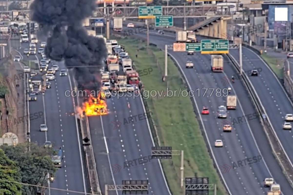 Caminhão pega fogo e interdita faixas da Rodovia Anhanguera