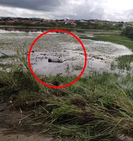 Caminhão Submerso: Motorista Escapa Milagrosamente após Acidente em Açude no Ceará