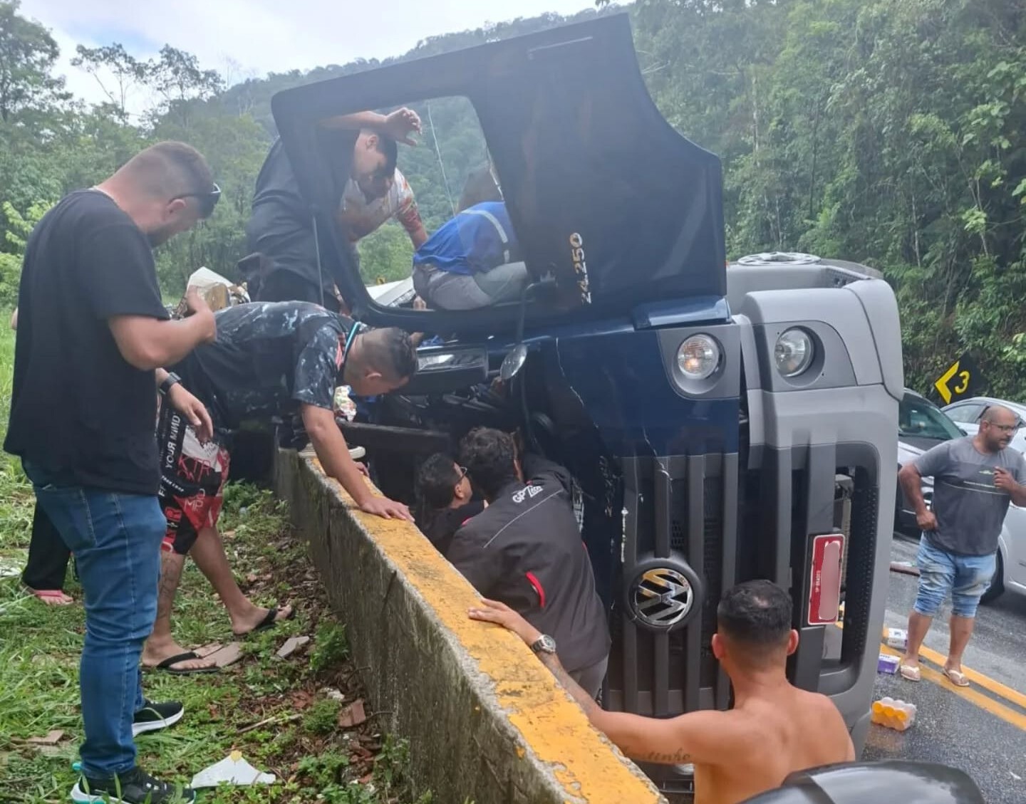 Caminhão tomba após bater em barreira de contenção na rodovia Mogi-Bertioga