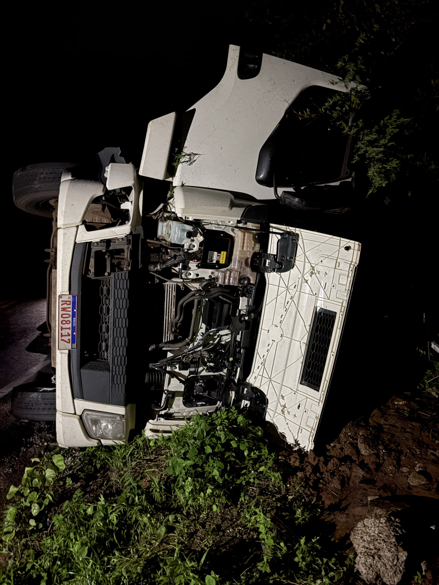 Caminhão Tomba Ladeira Tucuns: Motorista Desiste Funes
