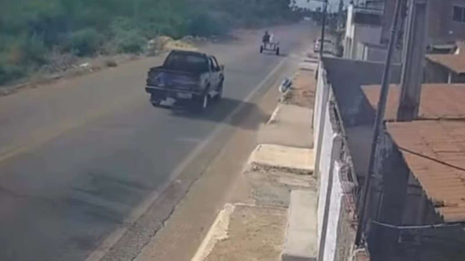 Caminhonete bate em carroça e foge sem prestar socorro em Aracati, no Ceará; veja vídeo