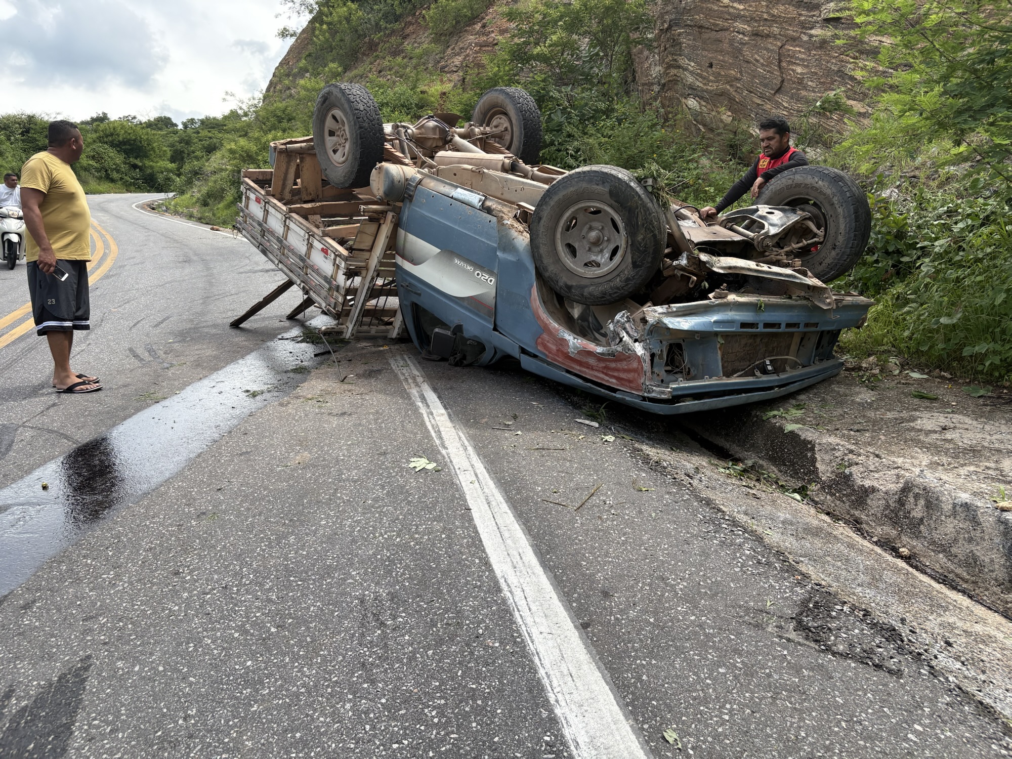 Capotamento de D20 na ladeira de Tucuns: veículo descia a ladeira quando perdeu os freios e capotou
