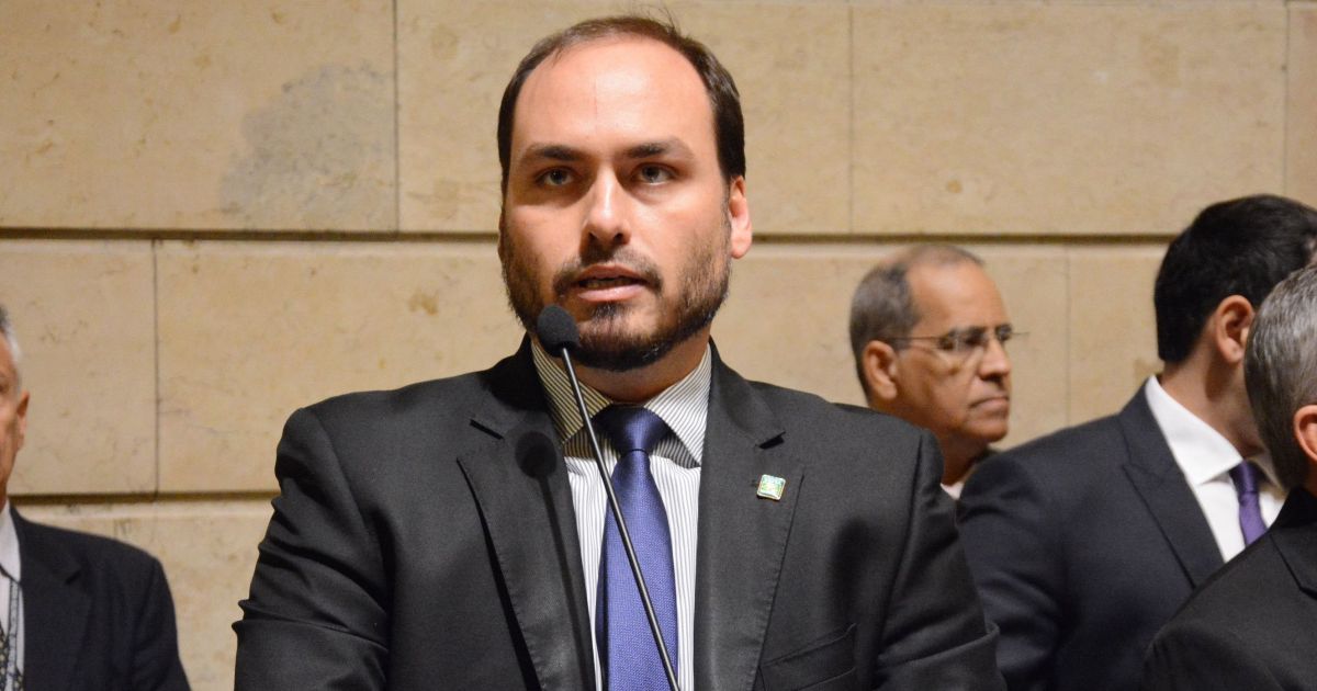 Carlos critica demora na autorização de exames médicos de Bolsonaro