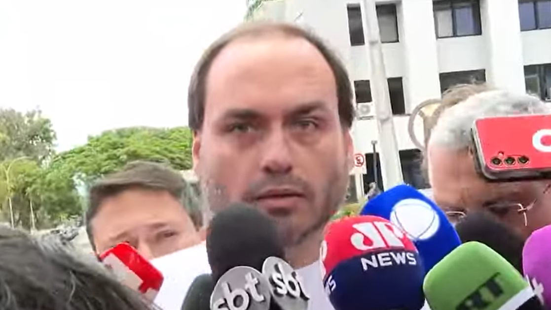 Carlos diz que hospital próximo não garante atendimento ágil a Bolsonaro