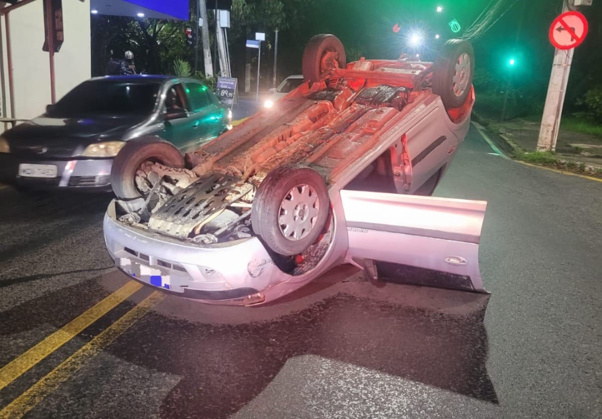 Carro capota e deixa um ferido em Volta Redonda