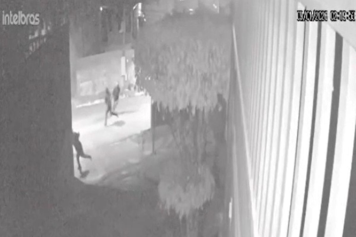 Casal de idosos é rendido em roubo a condomínio de luxo em Alphaville. Vídeo