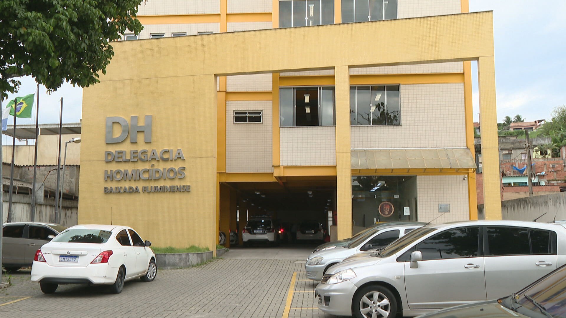 Casal é encontrado morto com marcas de tiros dentro de casa em Paracambi