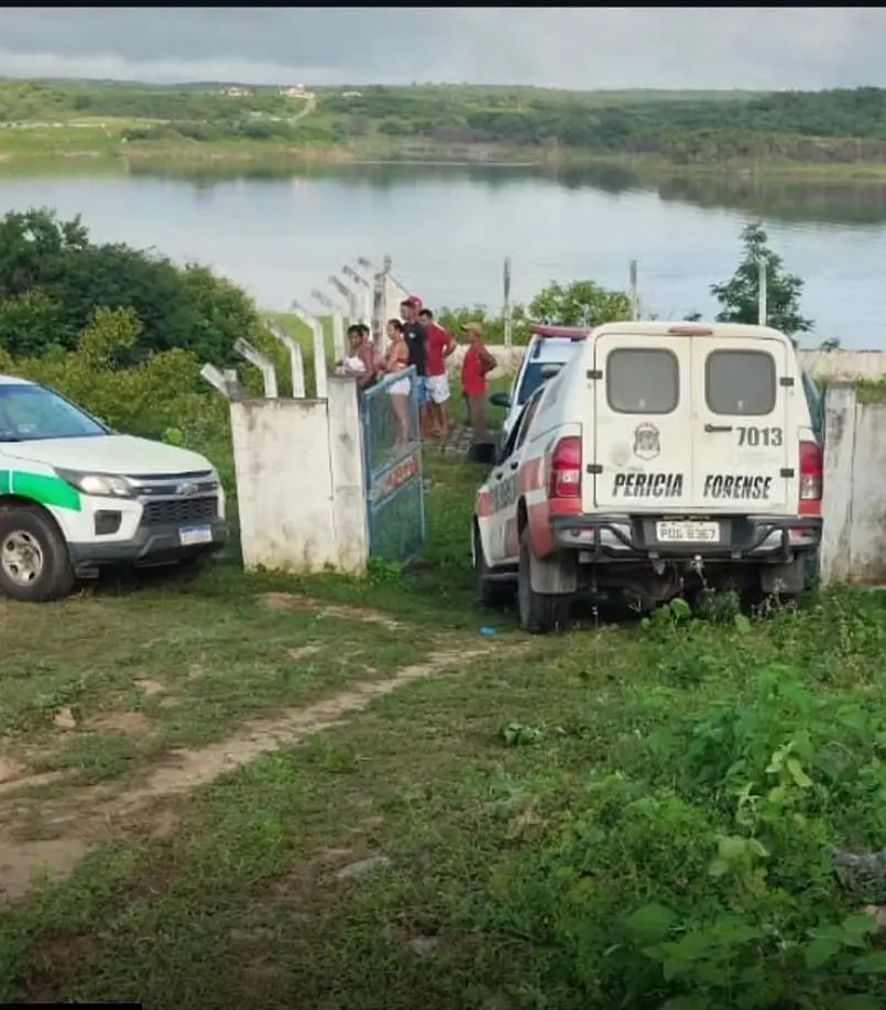 Ceará: Pescador morre após facada no peito em açude e a polícia investiga possibilidade de suicídio