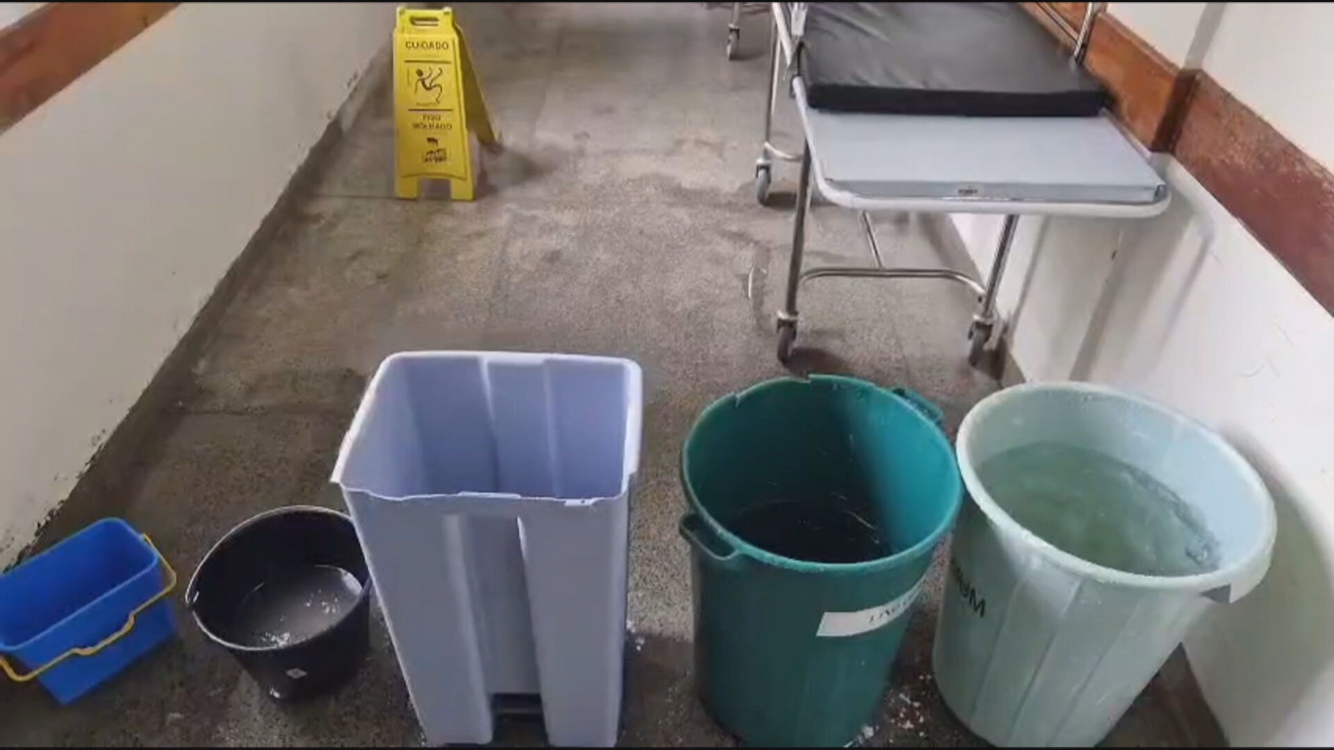 Chuva alaga maternidade do DF e pacientes usam guarda-chuva para andar dentro do hospital;