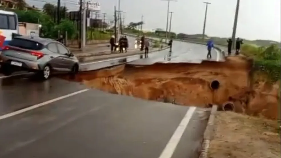 Chuvas Fortes no Ceará: Estrada Desaba e Engole Veículos em Fortaleza