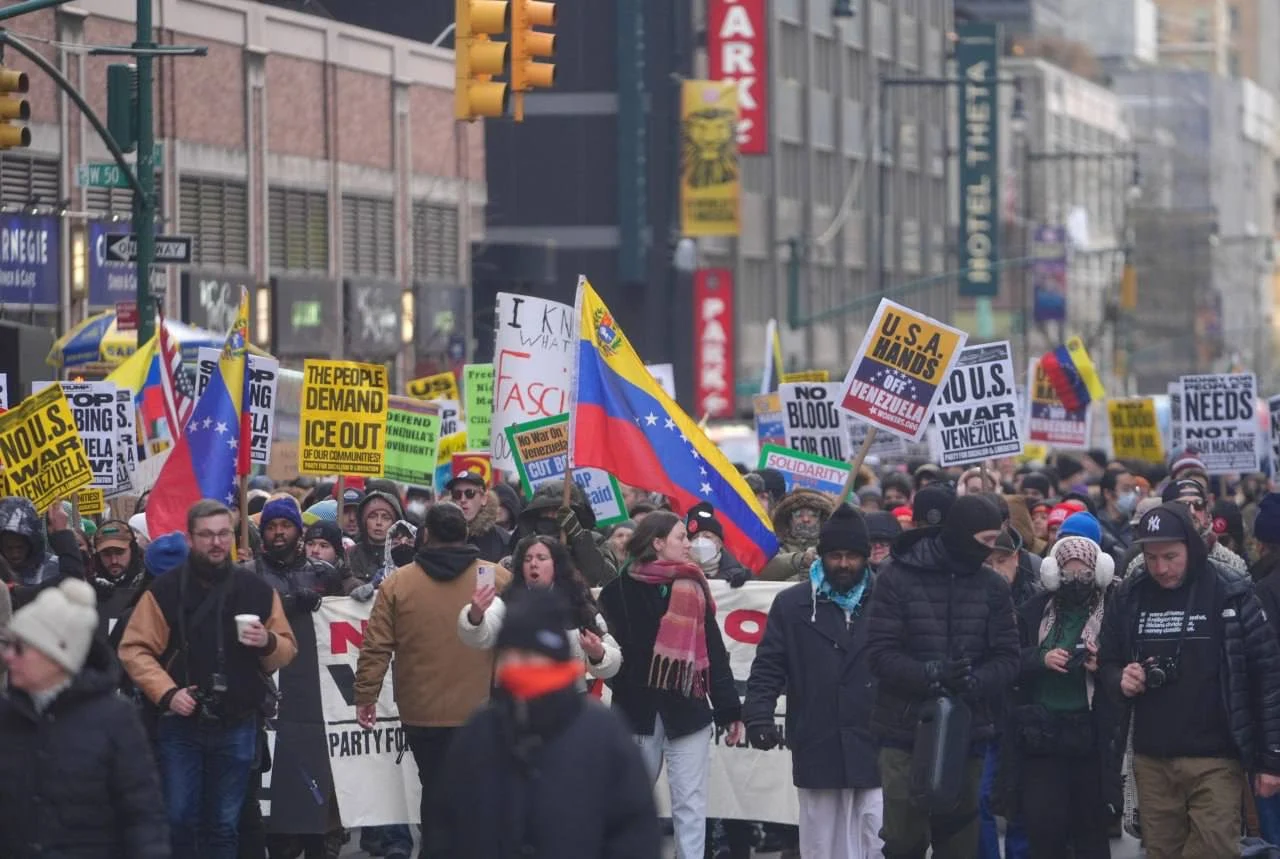 Cidades dos EUA têm manifestações contra a intervenção militar de Trump na Ve...