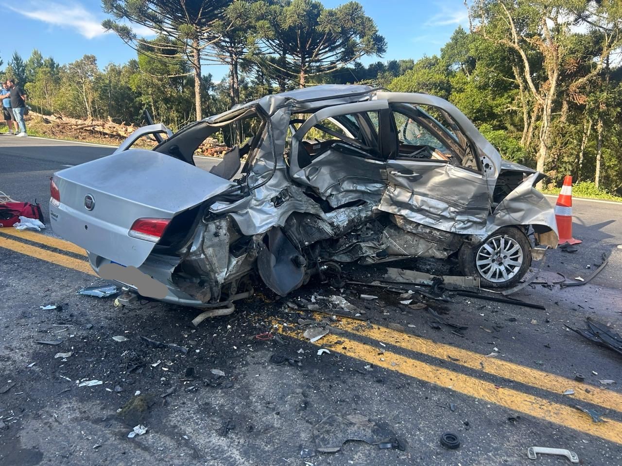 Cinco pessoas ficam em estado grave após carro rodar na pista e bater em três veículos na 