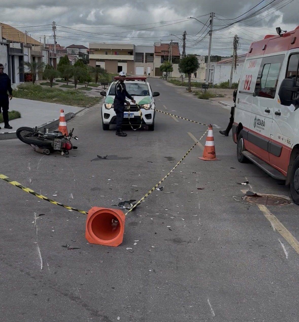 COLISÃO DE MOTOCICLETAS EM CRATEÚS: 3 PESSOAS FERIDAS