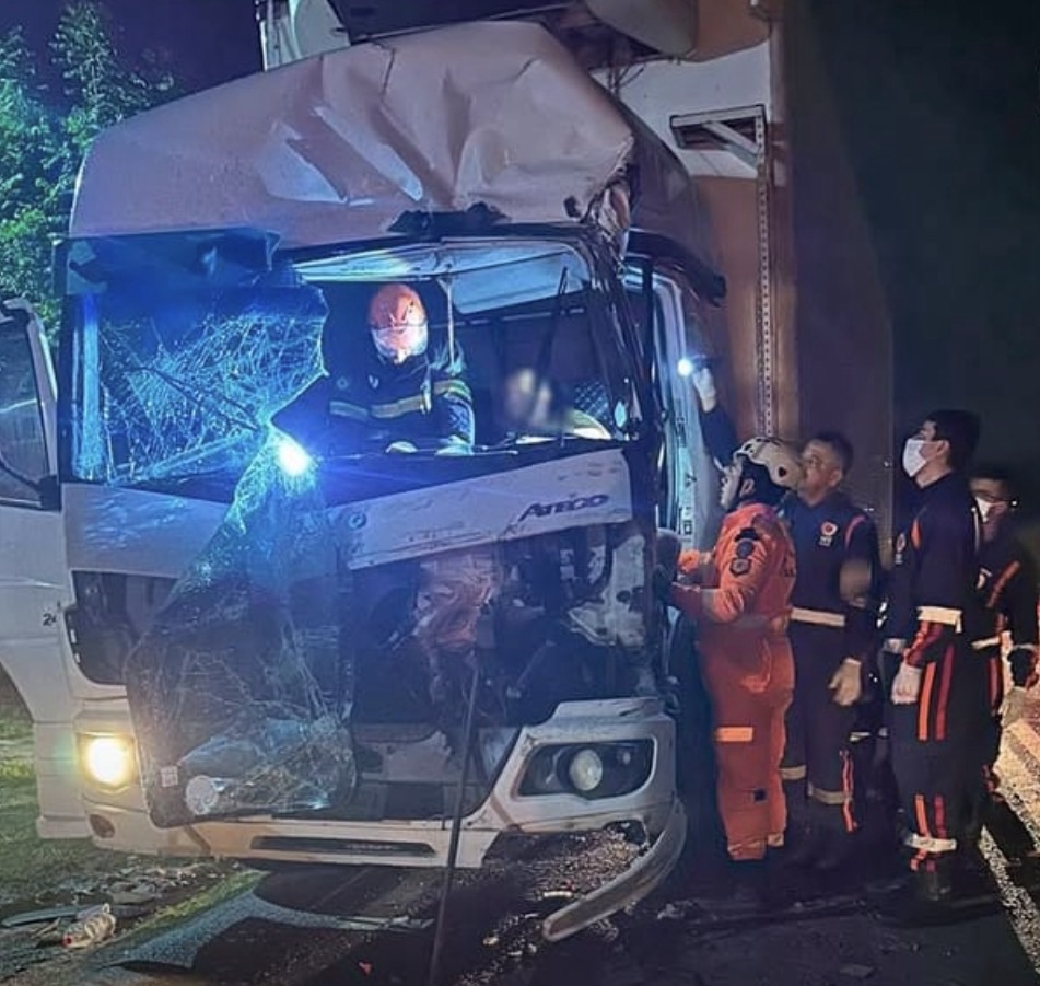 Colisão entre caminhões na CE-187: homem sobrevive após ficar preso às ferragens