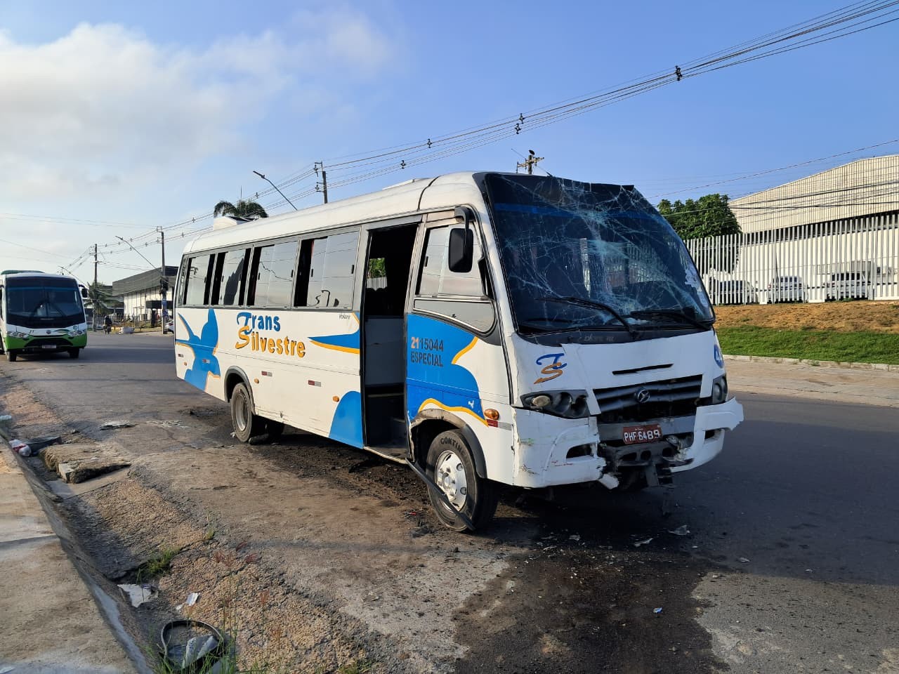 Colisão entre ônibus e micro-ônibus deixa 11 feridos no Distrito Industrial, em Manaus