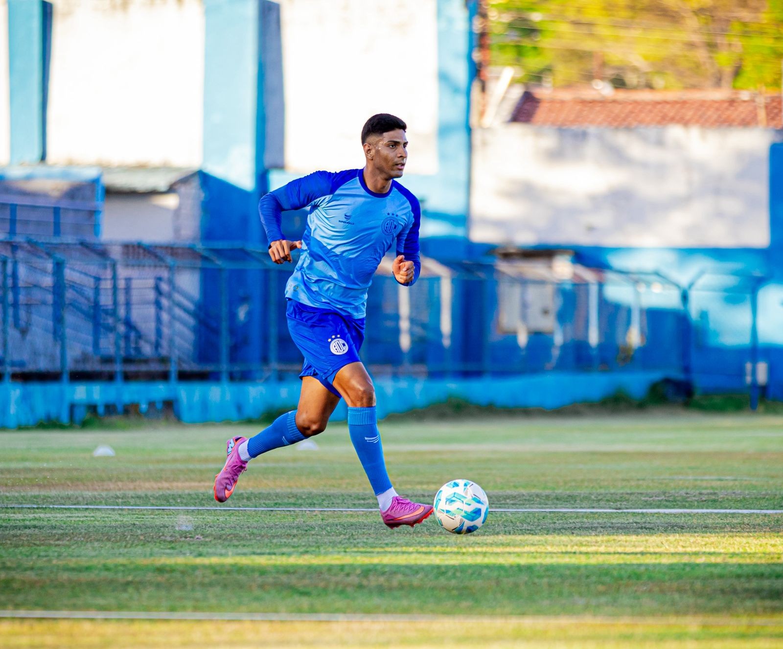 Com gramado revitalizado, Confiança volta a treinar no Sabino Ribeiro