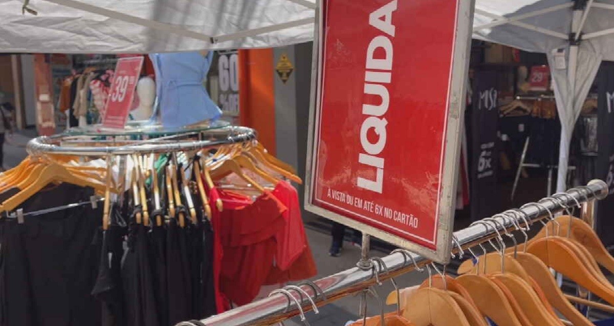 Comércio central de Bauru faz 'Bota Fora' com descontos de até 70%