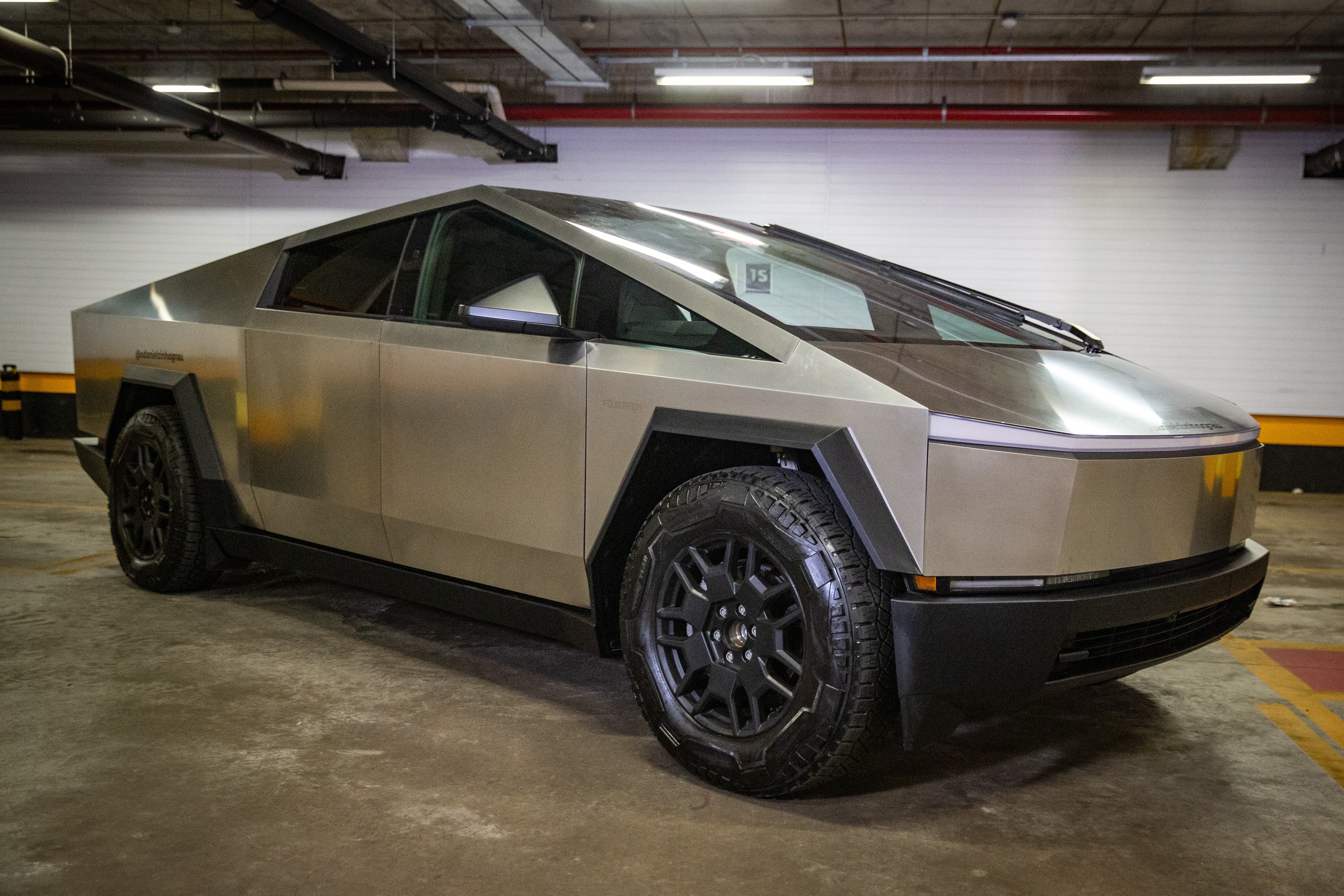 Como é possível importar um Tesla para o Brasil: conheça as regras e custos