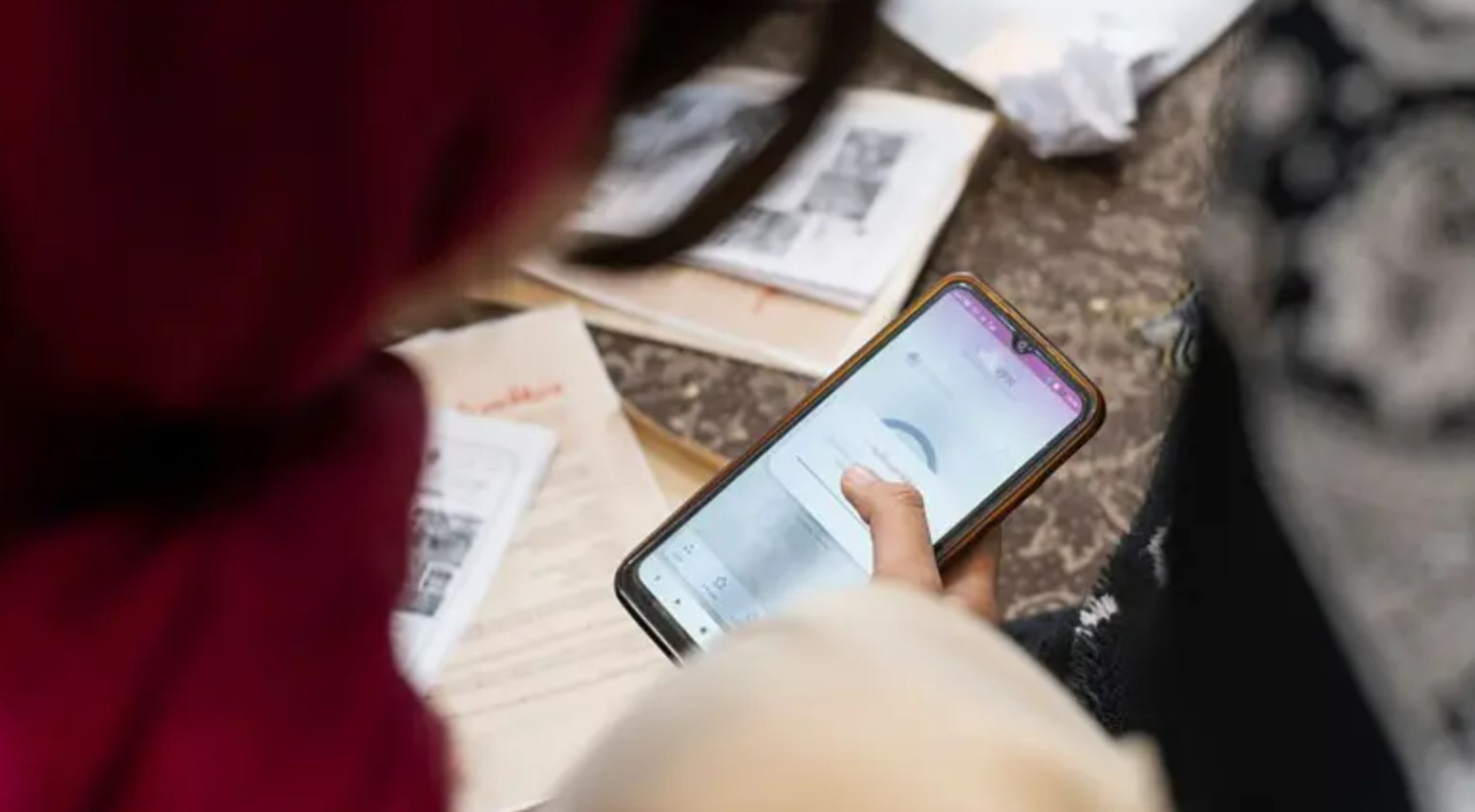 Conectando Famílias: Como Iranianos Desesperados Mantêm Contato com Entes Queridos no Exterior