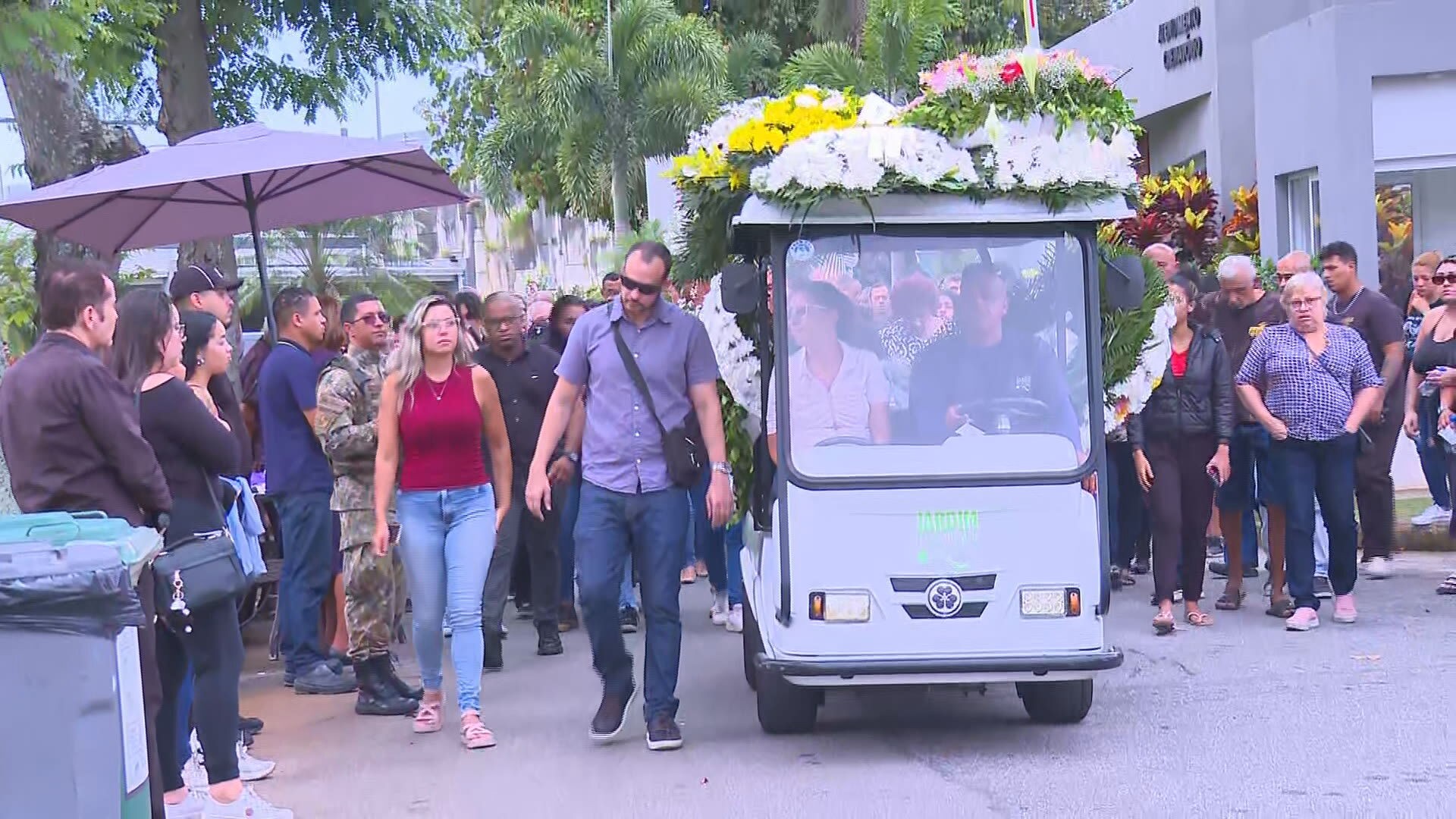 Corpo de jovem morta com sinais de espancamento é enterrado: 'Ela foi julgada e condenada,