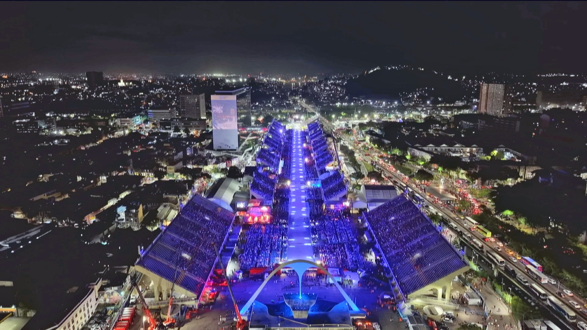 Corredor de Segurança em Sapucaí: PM Cria Rota Segura para Vans e Micro-ônibus de Camarotes